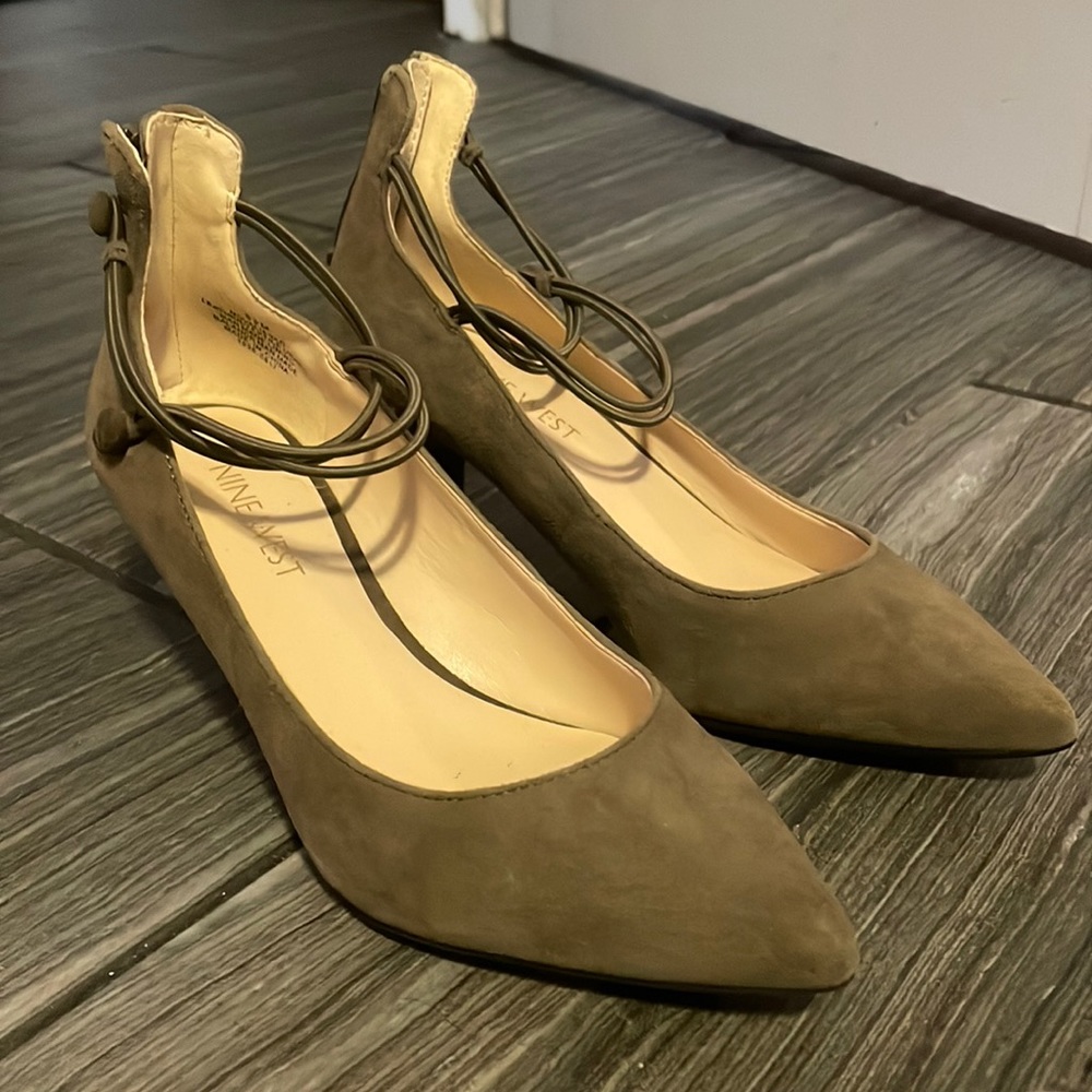 Nine West NEVER BEEN WORN suede mini heels. Size 5.5